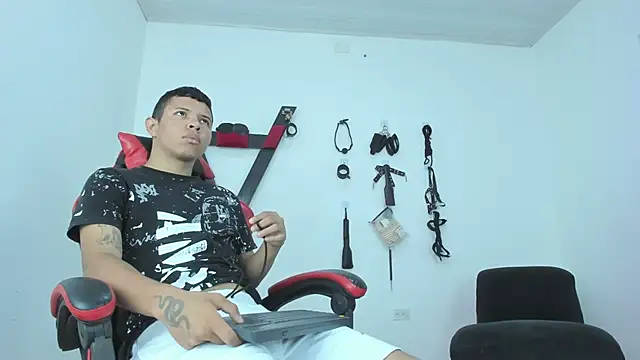 Steven19 LatinBoy online show from November 2025 11:33:02 AM