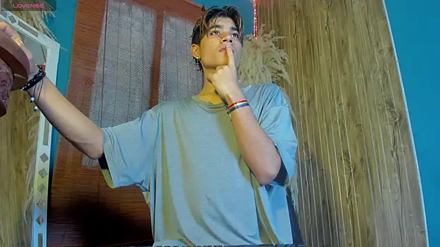 Snapshot of Leo_Glow chatting on December 2025 01:09:01 PM Leo Glow online show from December 2025 01:09:01 PM