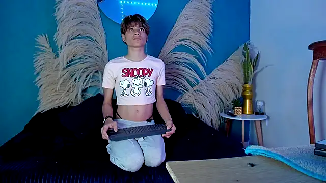 Snapshot of Leo_Glow chatting on December 2025 01:09:02 PM Leo Glow online show from December 2025 01:09:02 PM