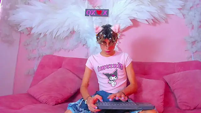 Snapshot of Leo_Glow chatting on December 2025 01:16:02 PM Leo Glow online show from December 2025 01:16:02 PM