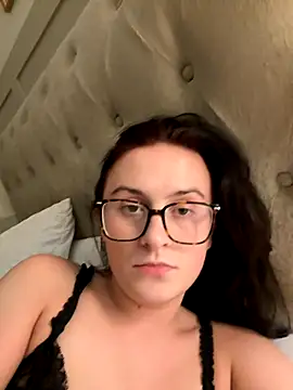 Snapshot of EmLovesxx chatting on November 2025 12:22:02 AM EmLovesxx online show from November 2025 12:22:02 AM