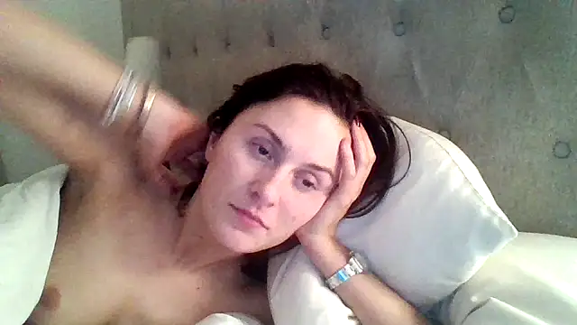 Snapshot of EmLovesxx chatting on December 2025 06:09:01 AM EmLovesxx online show from December 2025 06:09:01 AM