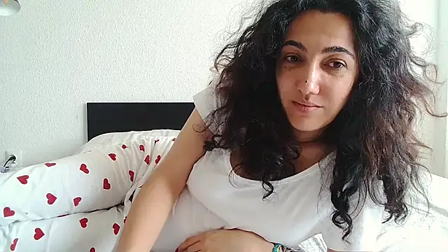 CharmingPearl online show from November 2025 10:15:01 AM