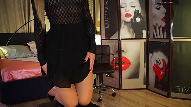 Snapshot of Nikki__Amour chatting on November 2025 08:42:01 AM Nikki Amour online show from November 2025 08:42:01 AM