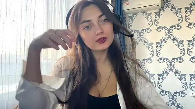 Snapshot of TwotyBright chatting on November 2025 08:03:02 AM TwotyBright online show from November 2025 08:03:02 AM