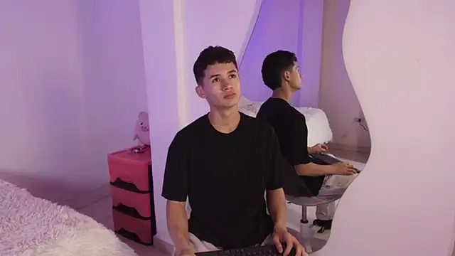 Snapshot of Eiden_Blake chatting on December 2025 11:47:02 PM Eiden Blake online show from December 2025 11:47:02 PM