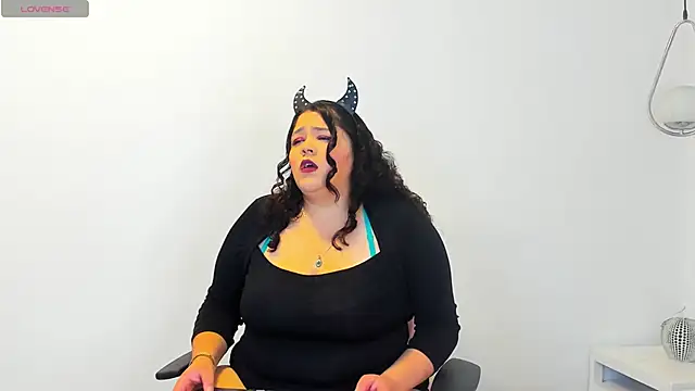 Lilith Aliany  online show from December 2025 01:09:01 PM