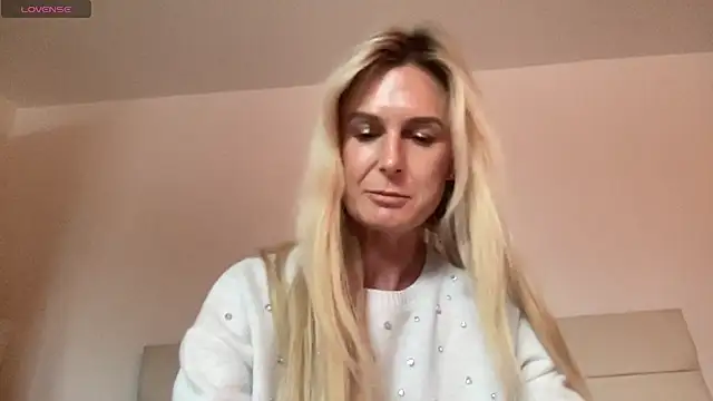 Alexis Newick online show from November 2025 03:35:01 PM