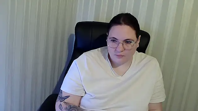 XLisaBlueXsS online show from November 2025 06:28:01 PM