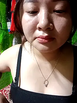 Snapshot of Bee-bgolden chatting on November 2025 07:41:01 AM Bee-bgolden online show from November 2025 07:41:01 AM