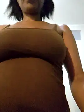 Snapshot of Mommy_Sienna chatting on December 2025 07:00:01 PM Mommy Sienna online show from December 2025 07:00:01 PM