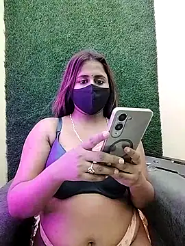 Snapshot of LoveLy-Soneya chatting on April 2026 06:10:02 PM LoveLy-Soneya online show from April 2026 06:10:02 PM