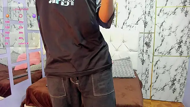 Snapshot of Elian_Julian chatting on November 2025 12:33:01 AM Elian Julian online show from November 2025 12:33:01 AM