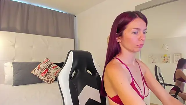 Emi Rosee online show from December 2025 12:22:02 PM