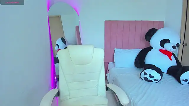 Janettcruz online show from April 2026 06:23:01 PM