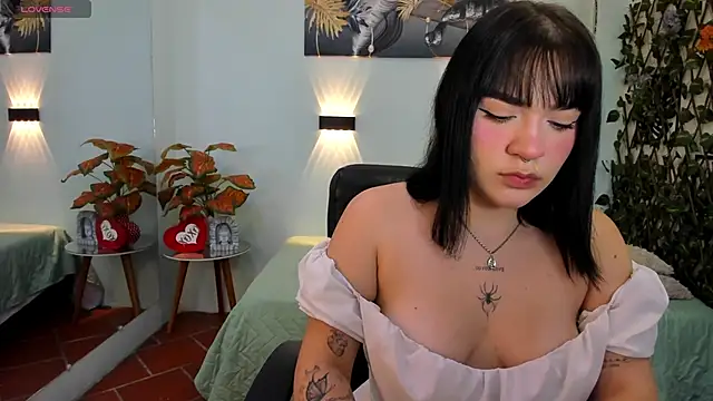 Snapshot of pixie_kat chatting on November 2025 10:52:01 PM pixie kat online show from November 2025 10:52:01 PM