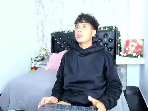 Snapshot of Valentino_Lane chatting on December 2025 02:16:01 AM Valentino Lane online show from December 2025 02:16:01 AM