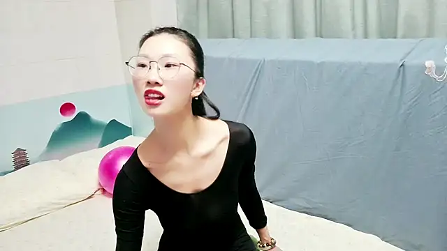 Snapshot of QIQIZHAO-2025 chatting on December 2025 12:43:02 PM QIQIZHAO-2025 online show from December 2025 12:43:02 PM