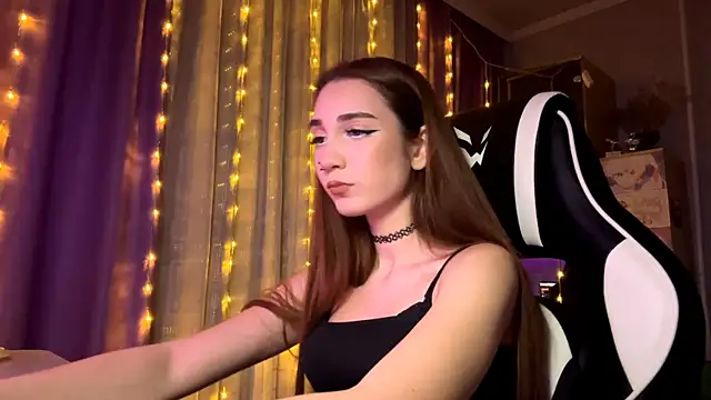 HollyPaw online show from December 2025 07:20:02 PM