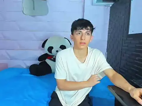 ElanGiraldo online show from November 2025 10:32:01 PM