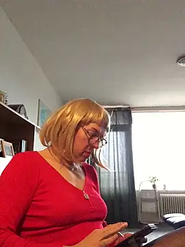 Snapshot of simone_xdressing chatting on January 2025 02:14:02 PM simone xdressing online show from January 2025 02:14:02 PM