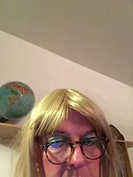 Snapshot of simone_xdressing chatting on February 2025 12:38:02 AM simone xdressing online show from February 2025 12:38:02 AM