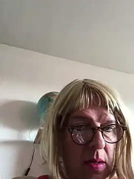 Snapshot of simone_xdressing chatting on March 2025 02:23:01 PM simone xdressing online show from March 2025 02:23:01 PM