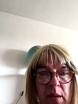 Snapshot of simone_xdressing chatting on September 2025 01:15:02 PM simone xdressing online show from September 2025 01:15:02 PM