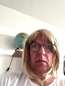 Snapshot of simone_xdressing chatting on September 2025 09:03:02 AM simone xdressing online show from September 2025 09:03:02 AM