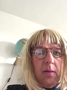 Snapshot of simone_xdressing chatting on October 2025 01:08:02 PM simone xdressing online show from October 2025 01:08:02 PM