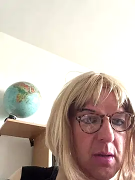 Snapshot of simone_xdressing chatting on October 2025 09:08:02 AM simone xdressing online show from October 2025 09:08:02 AM