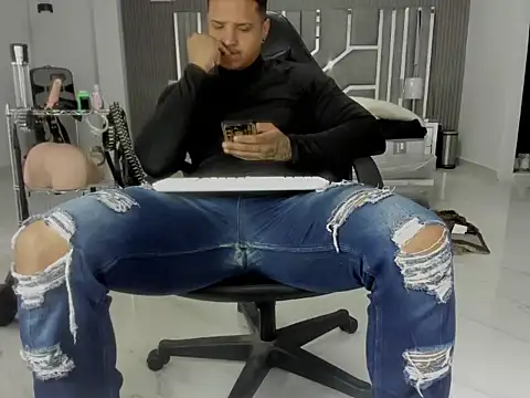 Snapshot of master_leather chatting on June 2026 10:22:01 PM master leather online show from June 2026 10:22:01 PM