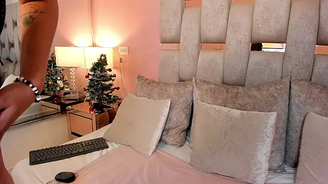 avrilwaynee online show from November 2025 12:41:02 PM