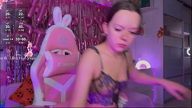 Snapshot of CheekySashaCharm chatting on December 2025 03:33:01 AM CheekySashaCharm online show from December 2025 03:33:01 AM