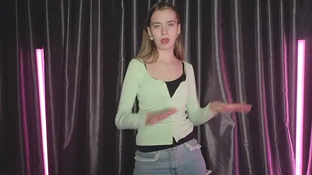 RochelCozzi online show from November 2025 08:20:01 PM