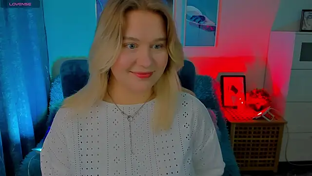 Snapshot of LouiseMous chatting on November 2025 09:06:02 PM LouiseMous online show from November 2025 09:06:02 PM