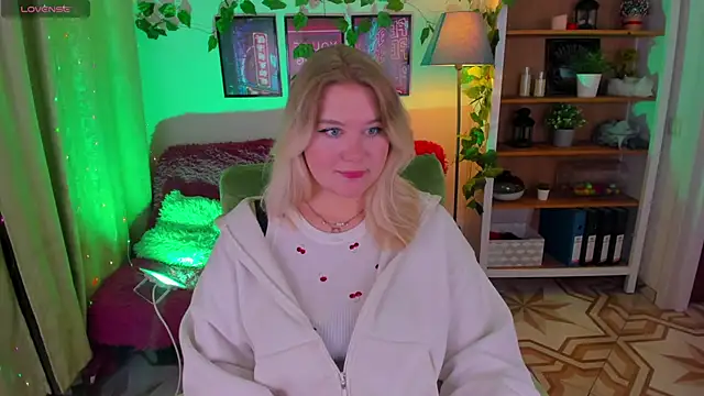 Snapshot of LouiseMous chatting on November 2025 10:36:01 PM LouiseMous online show from November 2025 10:36:01 PM