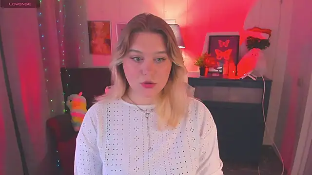 Snapshot of LouiseMous chatting on December 2025 10:04:02 PM LouiseMous online show from December 2025 10:04:02 PM