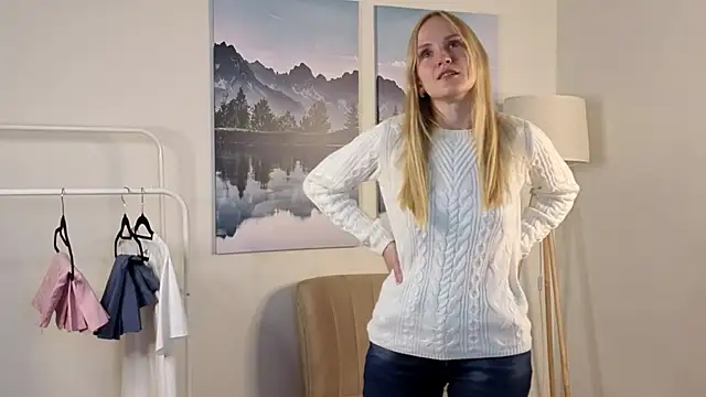 Snapshot of ToshiaPotvin chatting on November 2025 08:33:02 AM ToshiaPotvin online show from November 2025 08:33:02 AM