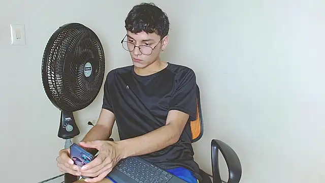 Snapshot of andrew_dann chatting on November 2025 09:03:01 PM andrew dann online show from November 2025 09:03:01 PM