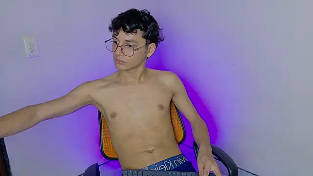 Snapshot of andrew_dann chatting on November 2025 08:20:01 PM andrew dann online show from November 2025 08:20:01 PM