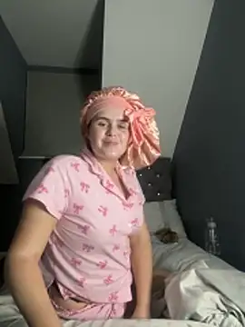 Snapshot of Blonde_Bunny chatting on February 2026 11:45:01 PM Blonde Bunny online show from February 2026 11:45:01 PM