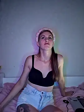 carolinakis  online show from November 2025 08:40:01 PM