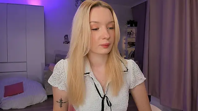 Snapshot of Tiffany_Paw chatting on December 2025 03:23:01 AM Tiffany Paw online show from December 2025 03:23:01 AM