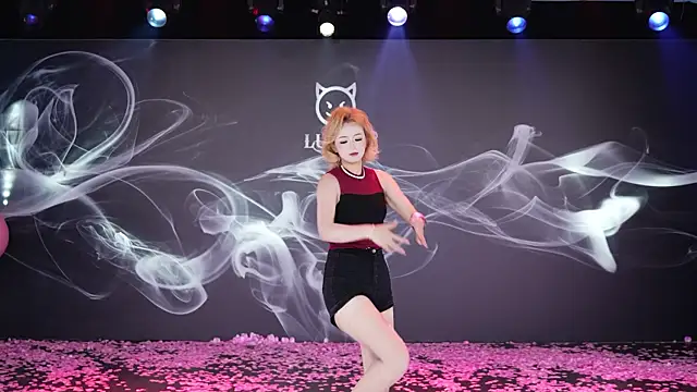 Snapshot of LU-909 chatting on December 2025 08:12:02 AM LU-909 online show from December 2025 08:12:02 AM