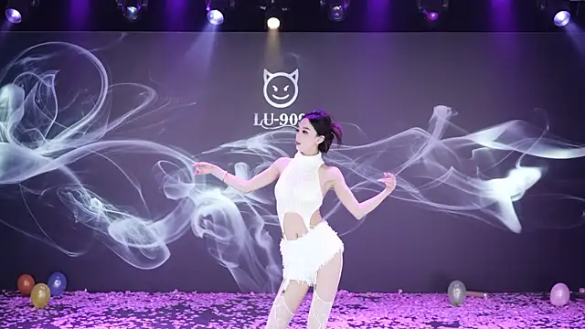 Snapshot of LU-909 chatting on December 2025 08:12:01 AM LU-909 online show from December 2025 08:12:01 AM