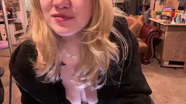 Snapshot of chaton_blanche chatting on March 2026 12:02:01 AM chaton blanche online show from March 2026 12:02:01 AM