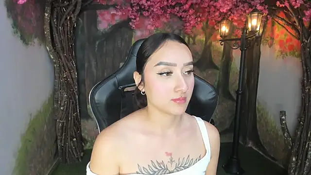 Snapshot of HorneyyQueen chatting on November 2025 04:57:02 PM HorneyyQueen online show from November 2025 04:57:02 PM