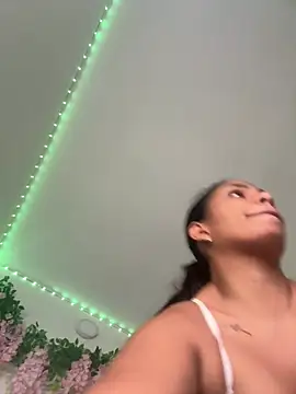 Snapshot of ArielleMillerr- chatting on February 2026 05:43:02 PM ArielleMillerr- online show from February 2026 05:43:02 PM