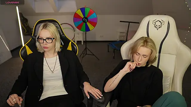 Snapshot of Kara_cat chatting on December 2025 11:19:01 AM Kara cat online show from December 2025 11:19:01 AM